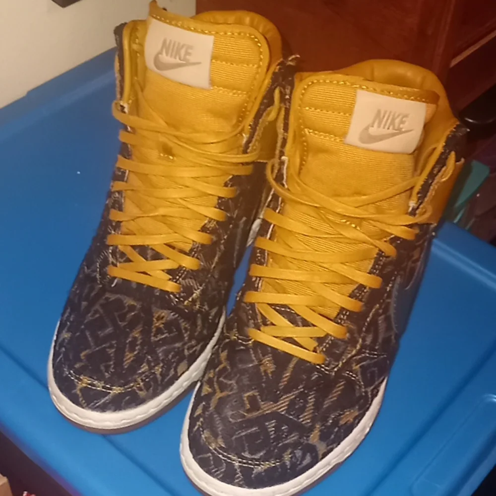 Nikes - Picture 2 of 6